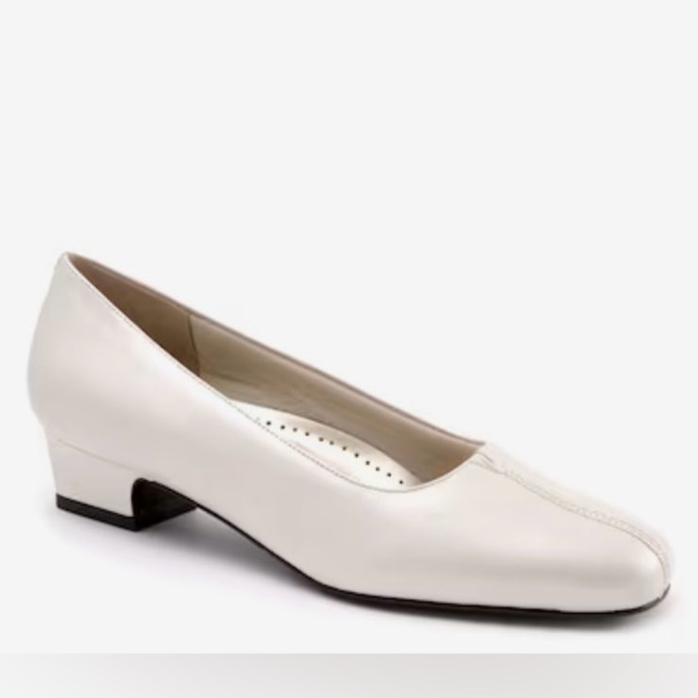 Women Trotters Doris patent Leather White  Pumps Size 7w